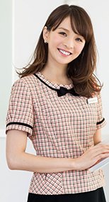 46440 en joie(アンジョア) ストレスフリーな着心地のチェック柄プルオーバーブラウス(ブローチ付) 93-46440