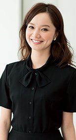 en joie(アンジョア) 06073 リボン風の襟が清楚な半袖ブラウス 93-06073