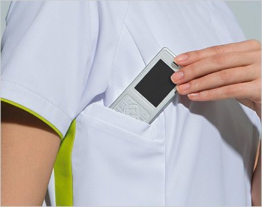 右脇下 PHSの出し入れがしやすいサイズと位置に設けられたポケット