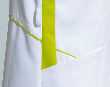 サージカルテープやはさみなどが収納できる小分けポケット。ループ付き