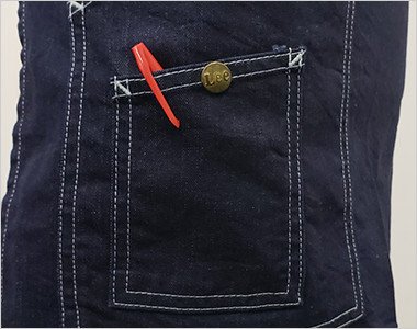 小さなポケットにはLeeオリジナルボタン