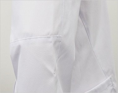 腕の上下運動時などの引きつられる感覚を抑えた独自の動的機能裁断法「Dynamotion Fit」を採用。