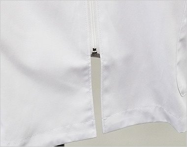 足元が動きやすい短めのフロントファスナー