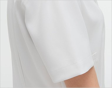 腕を細くみせてくれるスッキリした袖