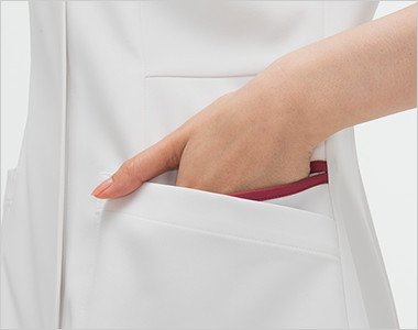 おしゃれで収納力のある二重構造の両脇ポケット