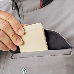 左胸ポケットはスマートフォンなどを収納しやすい二重構造