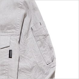 左袖にペンなどを収納できるポケット