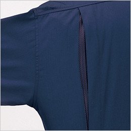 動きやすさをサポートするメッシュ仕様のプリーツロン