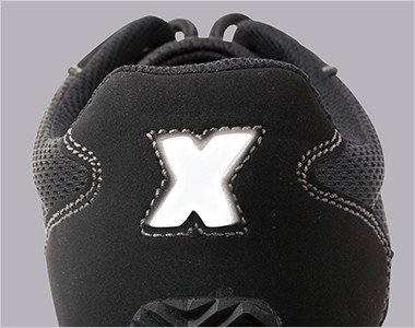 かかとのXロゴには反射材を使用。夜間や暗所での視認性を高めます。