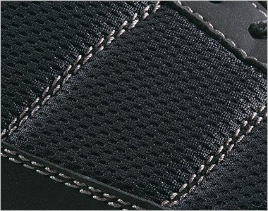 通気性抜群のメッシュを広く使用しムレにくい履き心地に。