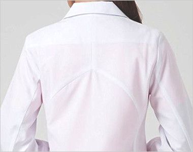HI400 ワコール レディースドクターコート シングル(女性用) 肩から脇のラインに沿った生地カッティング。肩から脇にかけての生地の伸縮方向を設計しました。