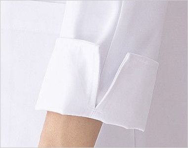 HI400 ワコール レディースドクターコート シングル(女性用) スリットが入っているので折り返して着ることもでき、便利です。